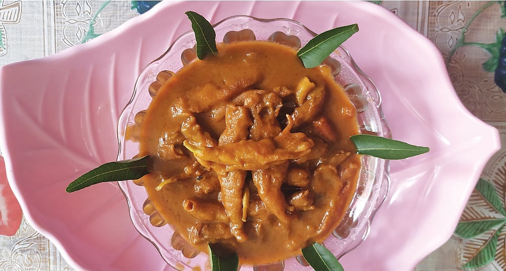 அசைவத்துக்கு சவால் விடும் சைவ ரெசிப்பி: வாழைப்பூ (அயிரை மீன்) குழம்பு! - வீட்டிலேயே செய்வது எப்படி?