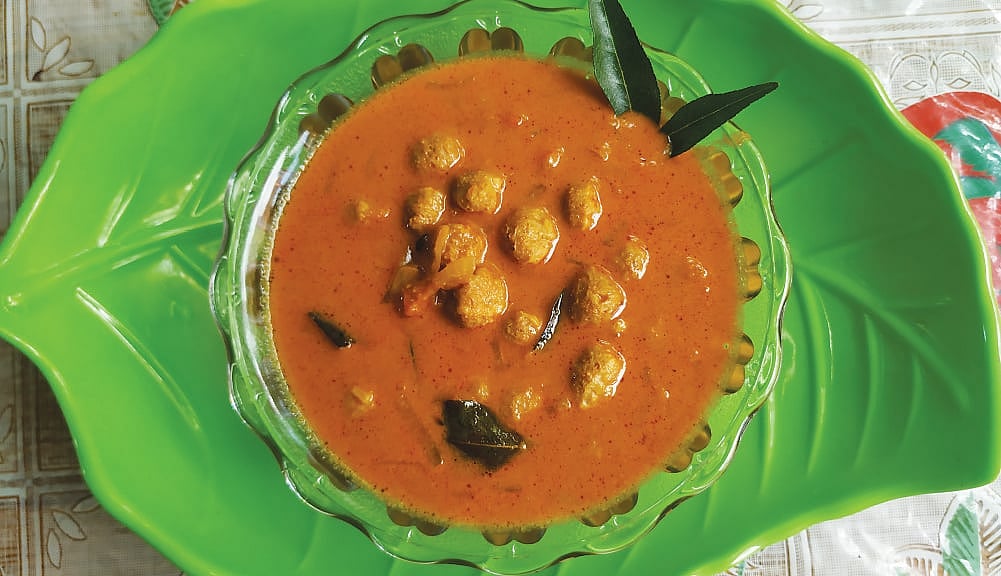 அசைவத்துக்கு சவால் விடும் சைவ ரெசிப்பி: மீல்மேக்கர் (மட்டன்) குழம்பு! - வீட்டிலேயே செய்வது எப்படி?