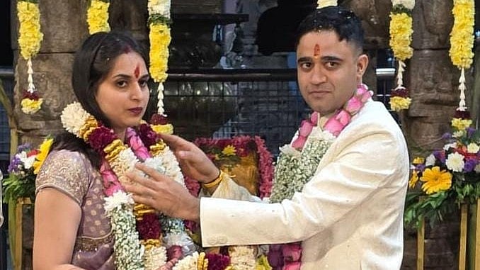 நாமக்கல்: மலைக்கோயிலில் எளிமையாக நடந்த ஐ.பி.எஸ் அதிகாரியின் திருமணம்! - ராஜஸ்தானை சேர்ந்தவர்!