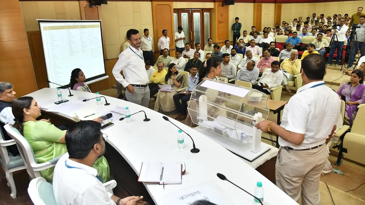 மும்பை: உத்தவ் கட்சி கவுன்சிலர் மேயராவதை தடுத்த பாஜக... மகாராஷ்டிராவில் 15 மாநகரில் பெண் மேயர்கள்!