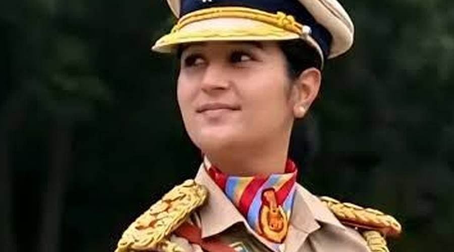 சிம்ரன் பாலா: குடியரசு தின அணிவகுப்பில் வரலாற்று சாதனை படைக்கும் ஜம்மு காஷ்மீர் பெண் அதிகாரி