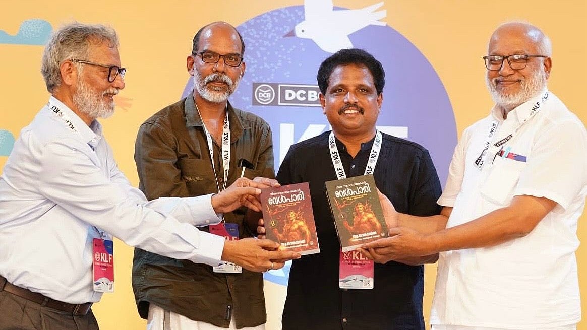 மலையாளத்தில் பறம்பின் குரல்: `வீரயுக நாயகன் வேள்பாரி' - நூலை பெற்றுக்கொண்ட சு.வெங்கடேசன்! 