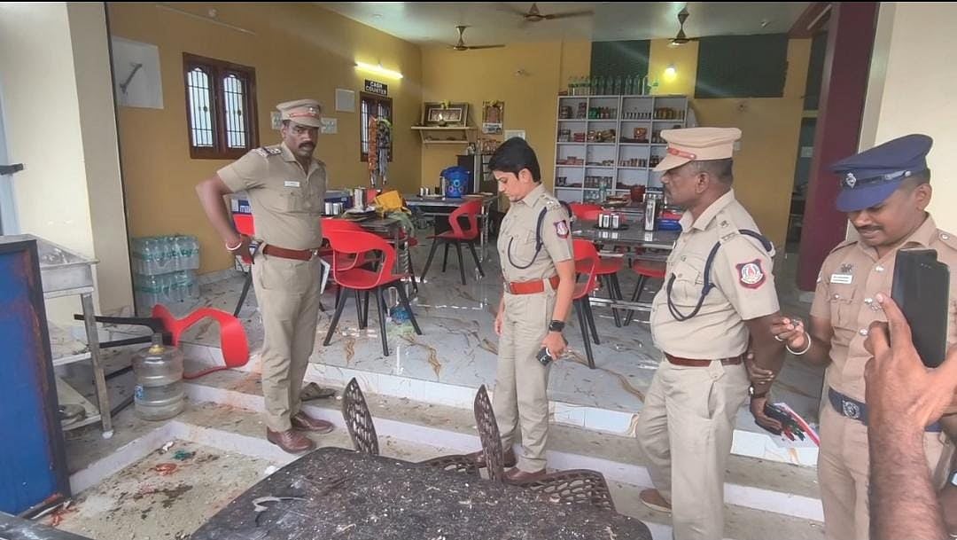 பெரம்பலூர்: போலீஸ் கஸ்டடியில் இருந்த ரௌடி மீது நாட்டு வெடிகுண்டு வீச்சு! - 3 போலீஸார் காயம் 