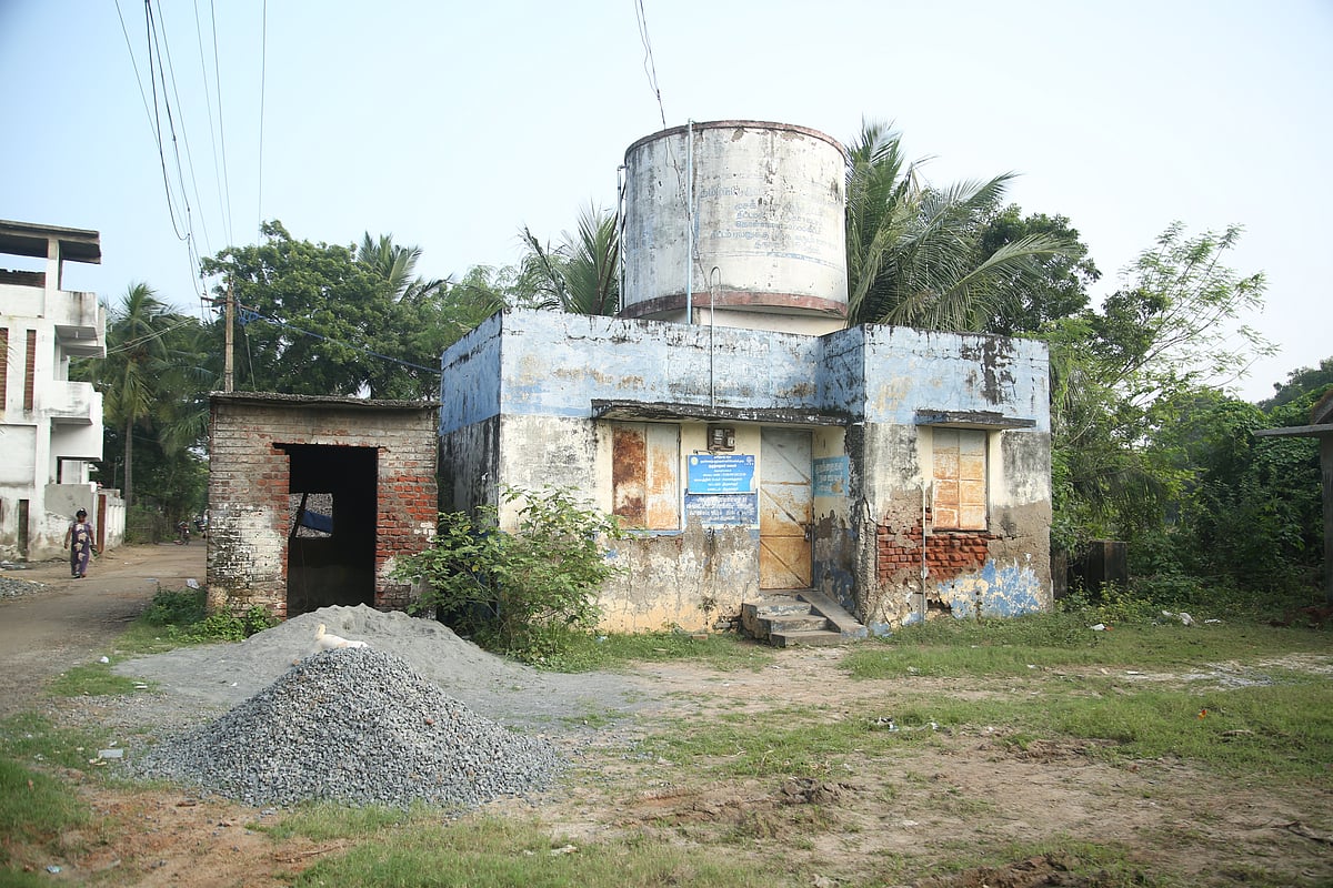 திருவாரூர்: சிதிலமடைந்த குடிநீர் தொட்டி, அங்கன்வாடி கட்டடம்; அலட்சிய அதிகாரிகள்.. அச்சத்தில் மக்கள்!