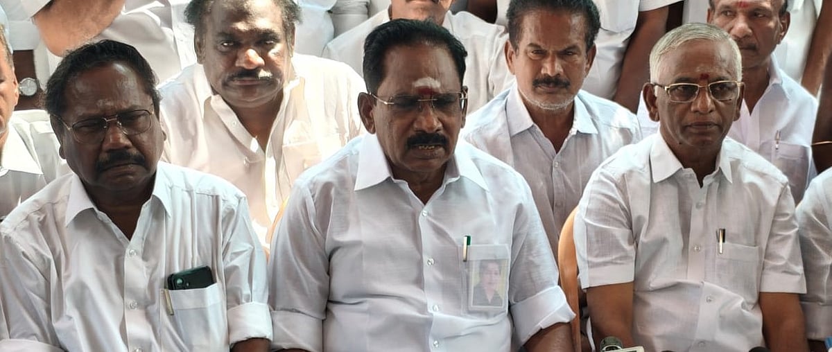 `விஜய் அறையிலேயே உட்கார்ந்து கொண்டு அரசியல் செய்வது சரியா?' - செல்லூர் ராஜூ கேள்வி