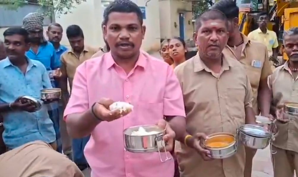 நெல்லை: `எங்களை கொல்லப் பார்க்கிறார்கள்'- அரசின் காலை உணவை குப்பையில் கொட்டிய தூய்மைப் பணியாளர்கள்! 
