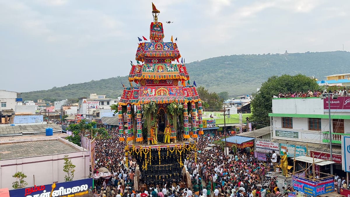 ஈரோடு: சென்னிமலை முருகன் கோயிலில் தைப்பூசத் தேரோட்டம்; வடம் பிடித்து இழுத்த பக்தர்கள் | Photo Album