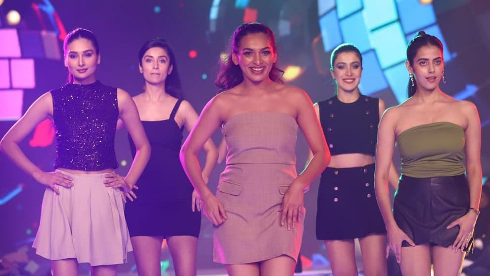 அட்டகாசமான தோல் ஆடைகளுடன் ஒரு ஃபேஷன் ஷோ! - An Fashion Album