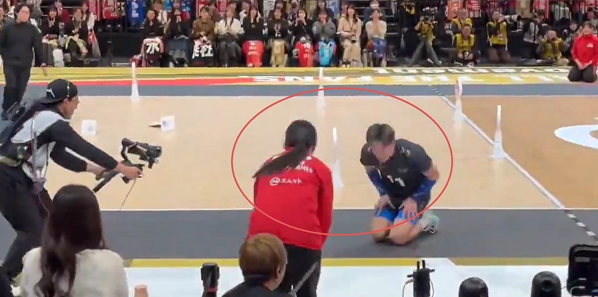 மைதானத்தில் மண்டியிட்டு மன்னிப்பு கேட்ட ஜப்பானிய கைப்பந்து நட்சத்திரம்! - வைரல் வீடியோ பின்னணி