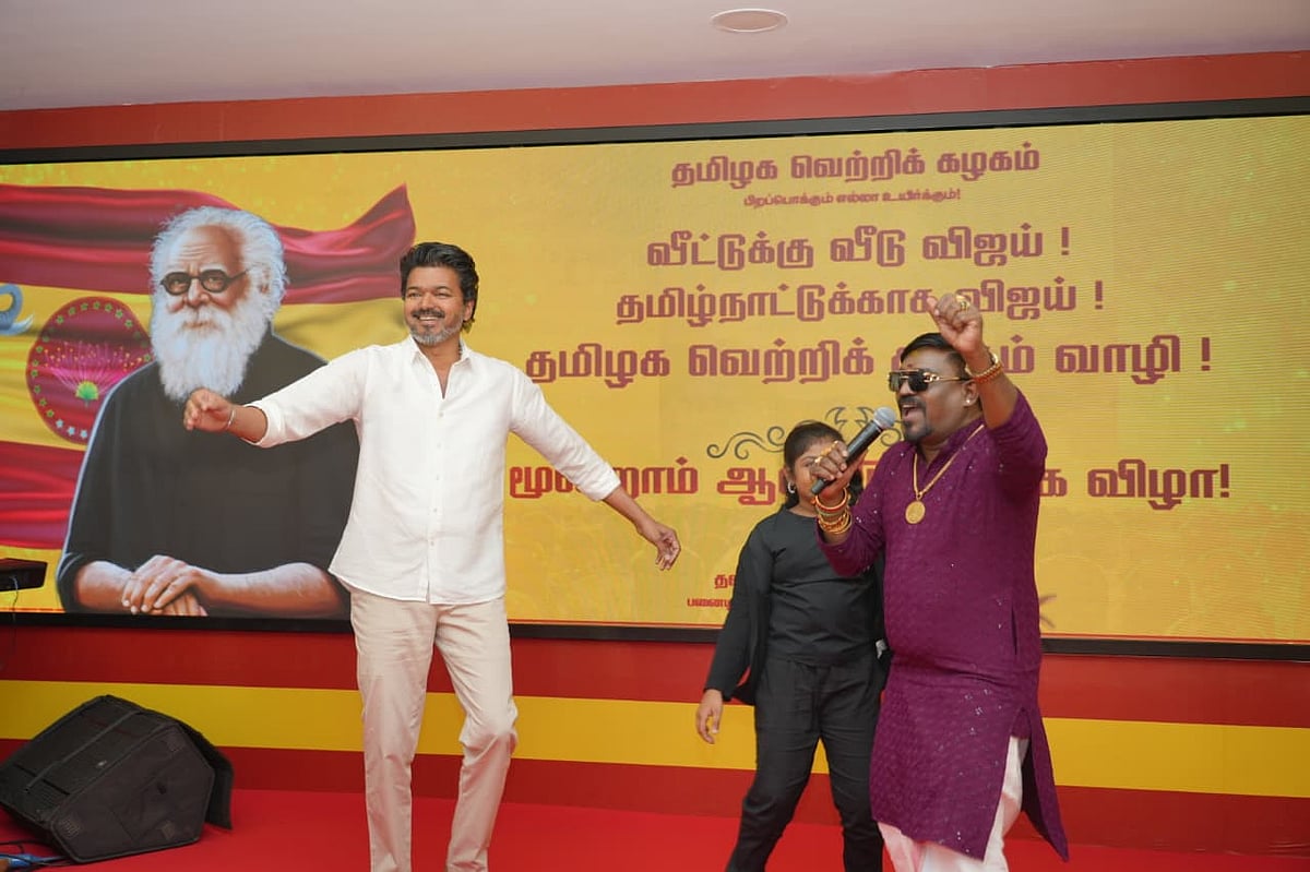 `என் ஆளுங்களுக்கு ஒரு மேடை; அதனால..!' - தவெக மேடையில் பாடி ஆடிய‌ வேல்முருகன் சொல்வது என்ன?