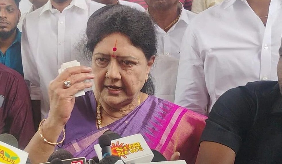 `39 வருட அனுபவம் இருக்கு; அம்மா ஆட்சியைக் கொண்டு வர என்ன வேண்டுமானாலும் செய்வேன்' - சசிகலா