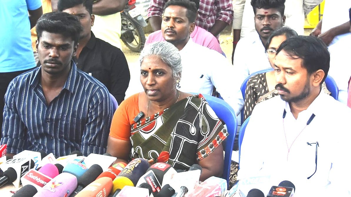 `நிகிதாவையும் அவருடன் பேசிய உயரதிகாரிகளையும் கைது செய்ய வேண்டும்' - மடப்புரம் அஜித்குமாரின் தாயார்