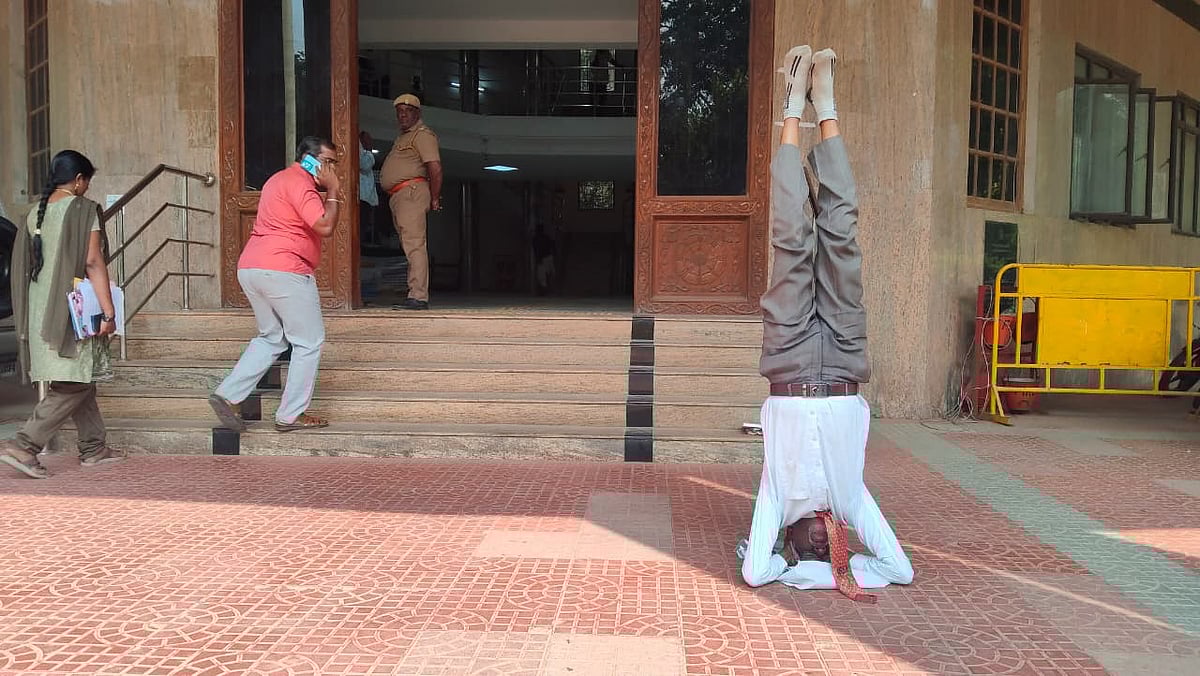 நெல்லை: SIPCOT நில எடுப்பிற்கு இழப்பீடு தர மறுப்பு; தலைகீழாக நின்று போராடிய ஓய்வுபெற்ற நல்லாசிரியர்