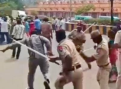 புதுச்சேரி: போலீஸ் தடியடி... எஸ்.ஐ-யை தூக்கிச் சென்று தாக்கிய போராட்டக்காரர்கள்! - நடந்தது என்ன?