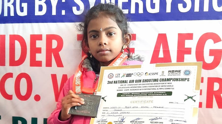 சர்வதேச துப்பாக்கிச் சுடுதல் போட்டிக்கு தயாராகும் தமிழ்நாட்டைச் சேர்ந்த 7 வயது மாணவி காவியா யாதவ் 