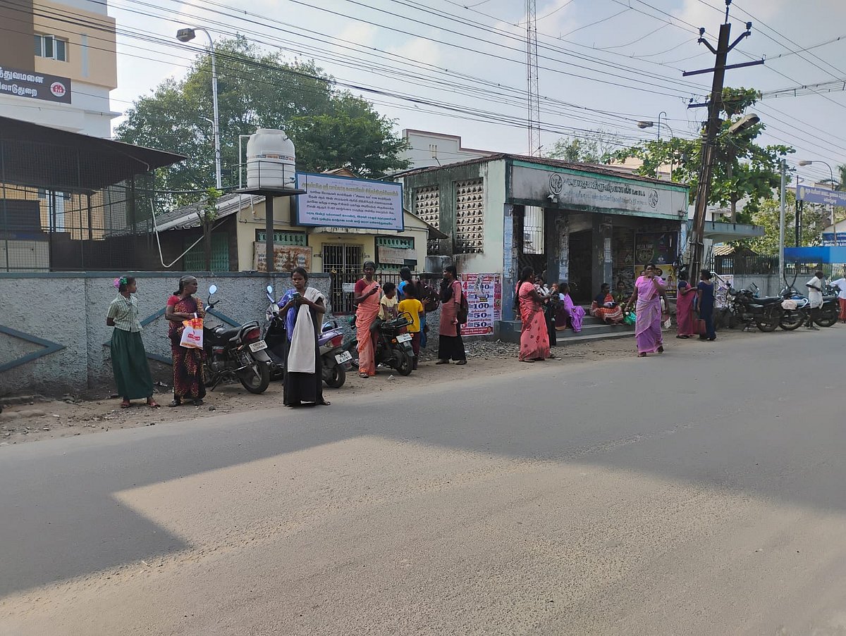 மயிலாடுதுறை: `அரசு தலைமை மருத்துவமனை பேருந்து நிறுத்தத்தின் அவல நிலை' - குமுறும் நோயாளிகள்!