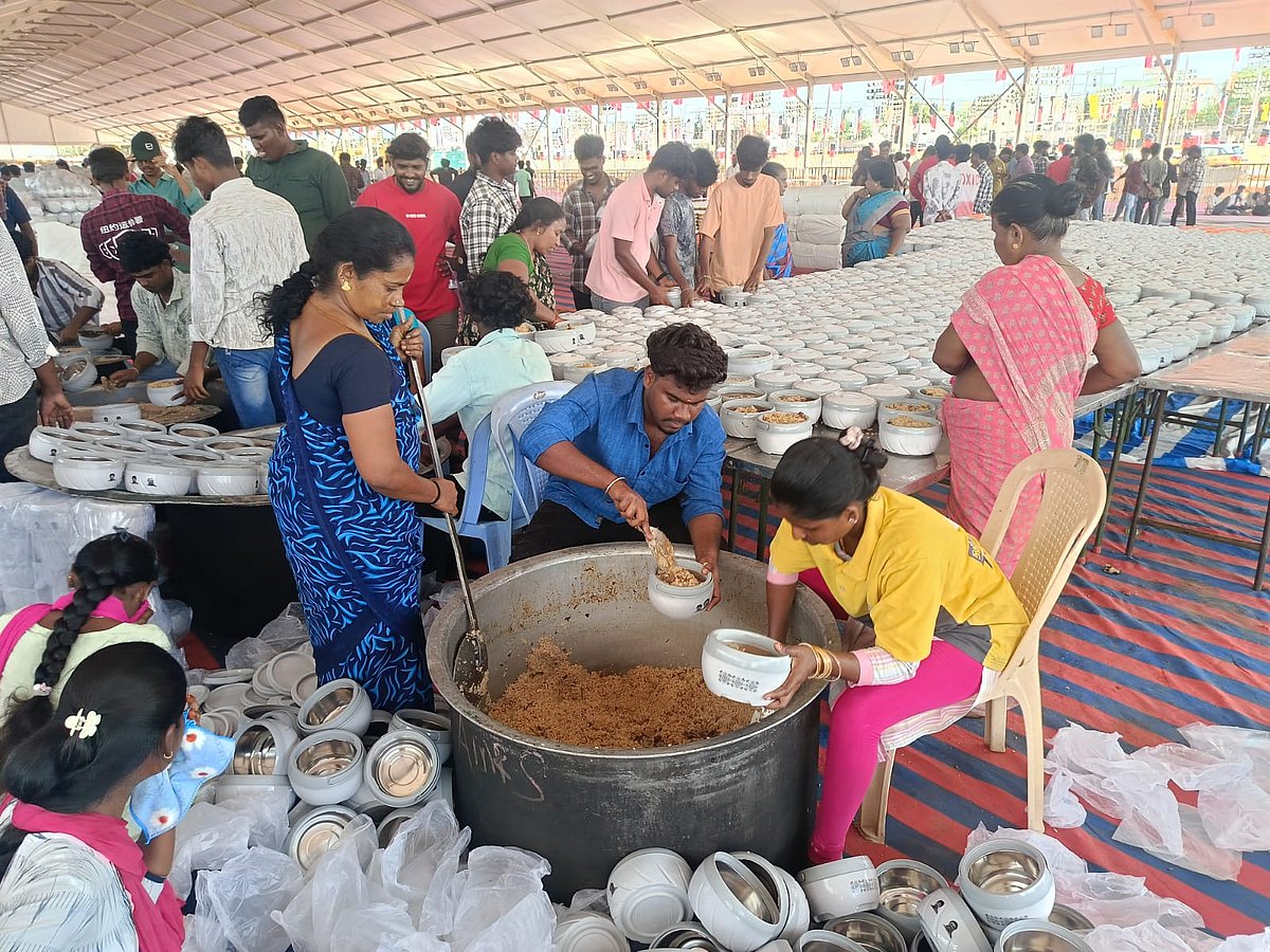 ஹாட்பாக்ஸில் சுடசுட மட்டன் பிரியாணி; பிரமாண்ட செட்! - திமுக வாக்குசாவடி கூட்டத்தில் எனென்ன ஸ்பெஷல்?