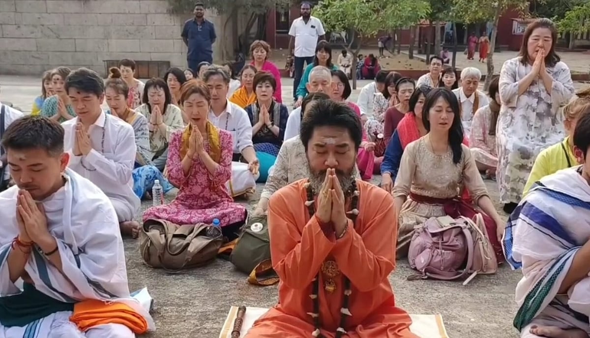 'கருவூர் சித்தரை தரிசிக்க வந்தோம்!' - பக்தி மார்க்கமாக கரூர் வருகைதந்த 50 ஜப்பானியர்கள் 