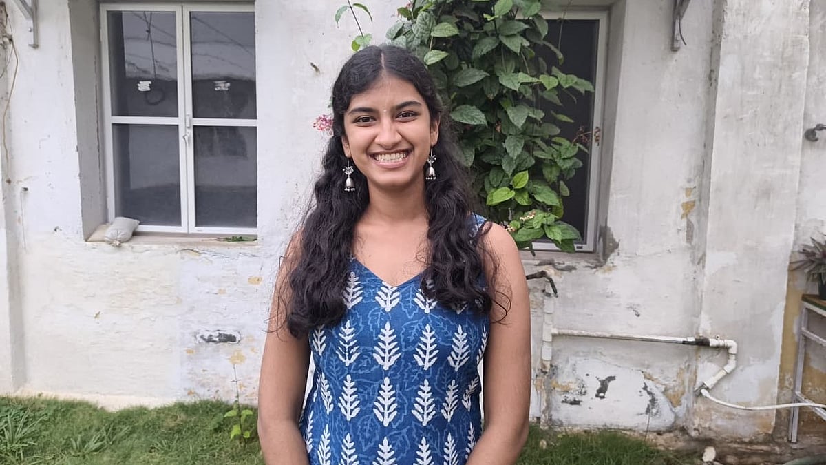 மனதின் 'ஹாஃப் மூன்'... மாற்றத்தின் ஃபுல் மூன்! - இளம் எழுத்தாளர் இனியாவின் நெகிழ்ச்சிப் பயணம்