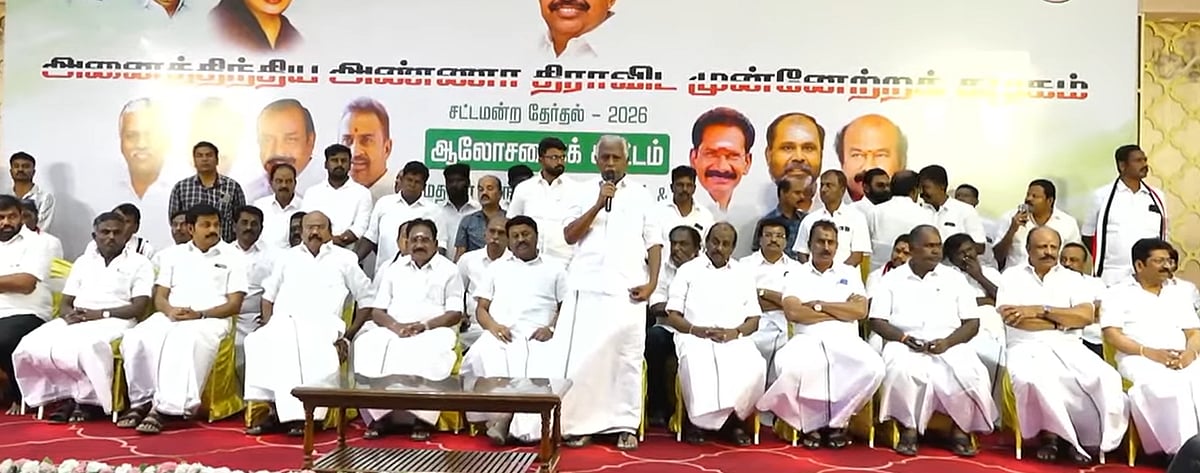 மதுரை: `தலைவர்கள் வரும்போது கட்சித் துண்டுகளை சுழற்ற வேண்டும்!'- அதிமுக கண்டிஷன்; தவெகவின் தாக்கமா?