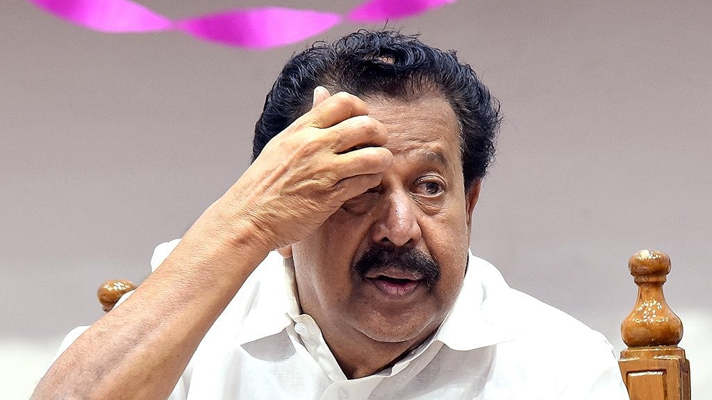 விழுப்புரம் கோட்டையில் சரிந்த செல்வாக்கு! - மகனுக்காக பாசப்போராட்டம் நடத்தும் பொன்முடி