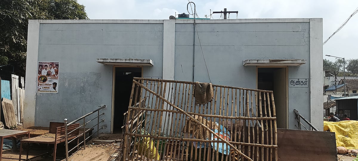 தஞ்சை: காமராசர் மார்கெட்டில் மூடிக் கிடக்கும் கழிவறைகள் - சிரமத்தில் வியாபாரிகள்!