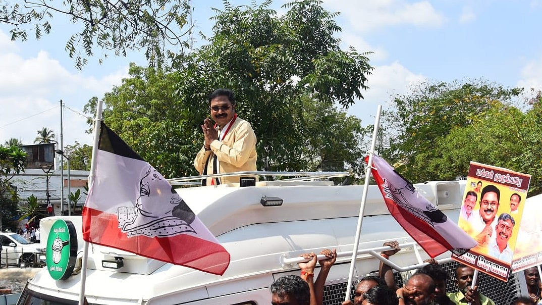 `எந்த பிரச்னைக்கும் இடம் கொடுக்காமல்... எங்கள் இலக்கு.!' - தேர்தலில் போட்டியிடாதது குறித்து தினகரன்