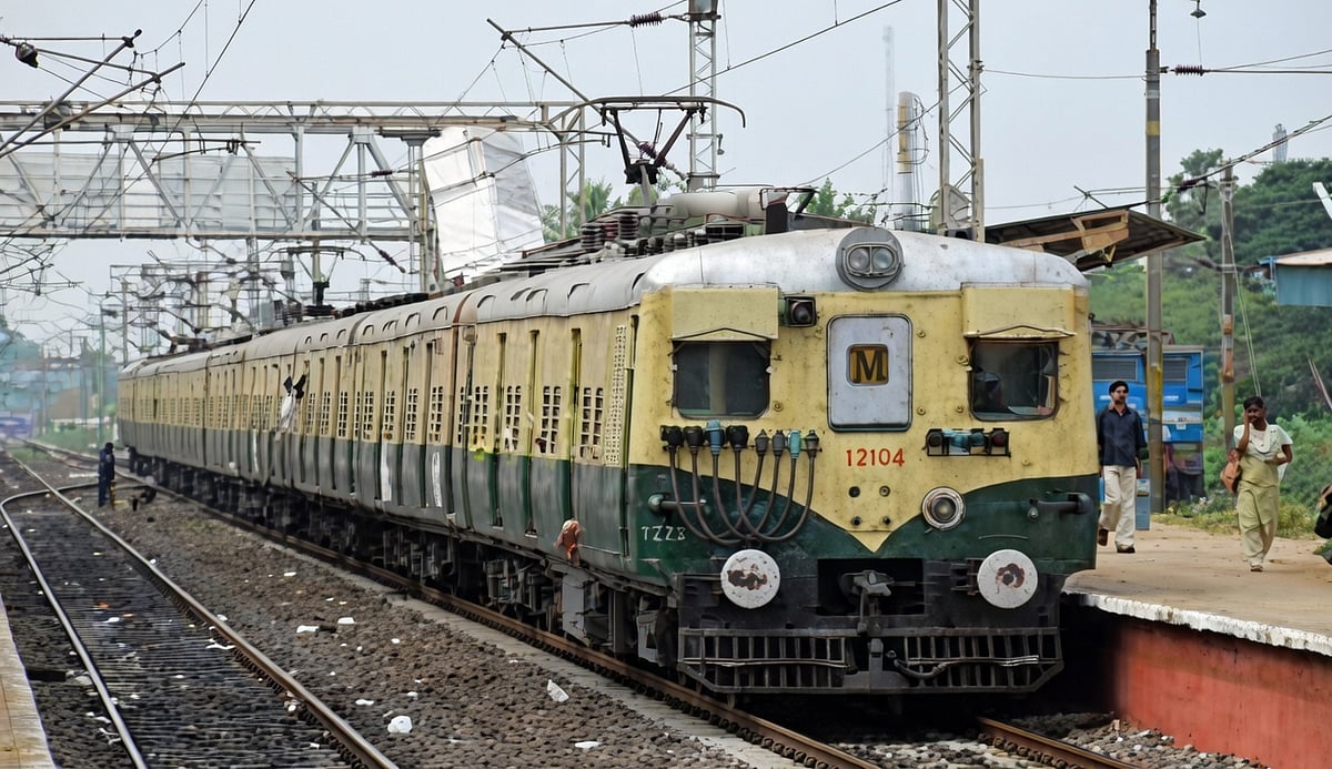 சென்னை: மின்சார ரயில் சேவை பாதிப்பு; அவதியுறும் பொதுமக்கள்; திமுக எம்.பி-க்கள் கண்டனம்!