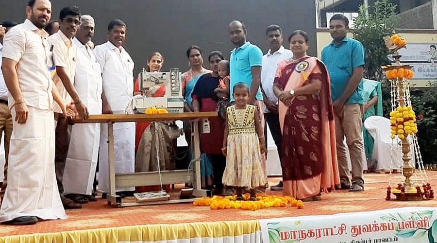 திருப்பூர்: ஏழை எளியோருக்கு உதவும் கரங்களாக மாறிய அரசுப்பள்ளி ஆண்டு விழா! - ஒரு நெகிழ்ச்சி தருணம்