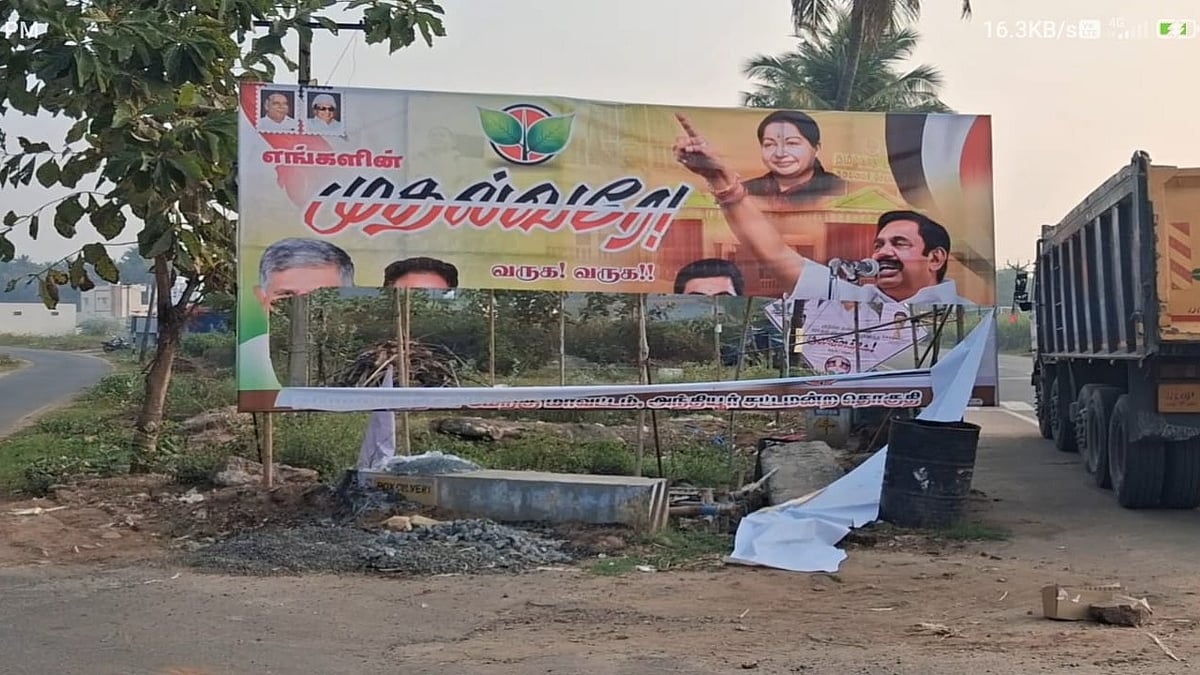 ஈரோடு: எடப்பாடி பழனிசாமியை வரவேற்க வைத்திருந்த பேனர்கள் - இரவோடு இரவாக கிழித்துச் சென்ற மர்ம நபர்கள்