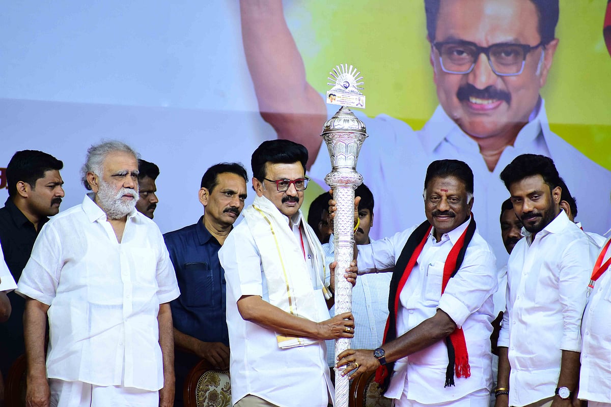 `தாய்க்கழகம் திரும்பும் விழா' - மேடையில் ஸ்டாலினுடன் கைக்கோத்த ஓபிஎஸ்! - Album