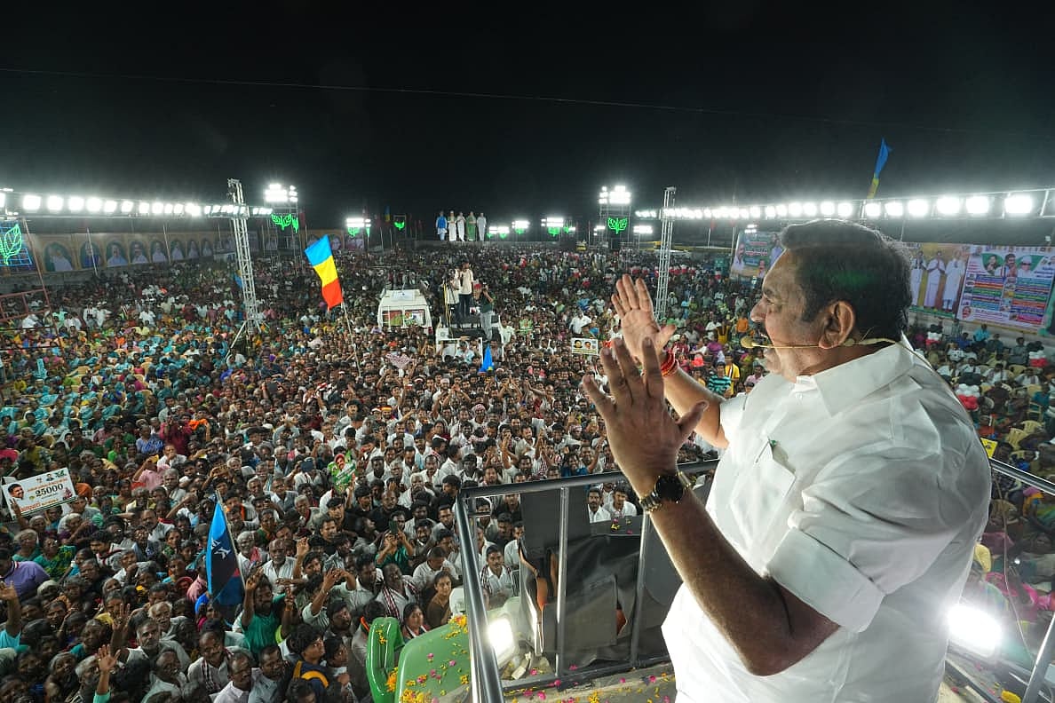 ஈரோடு: 'குலுக்கல் முறையில் தங்கக் காசு' - கூட்டம் சேர்க்க புது ஐடியா; பேசுபொருளாகும் இபிஎஸ் பிரசாரம்