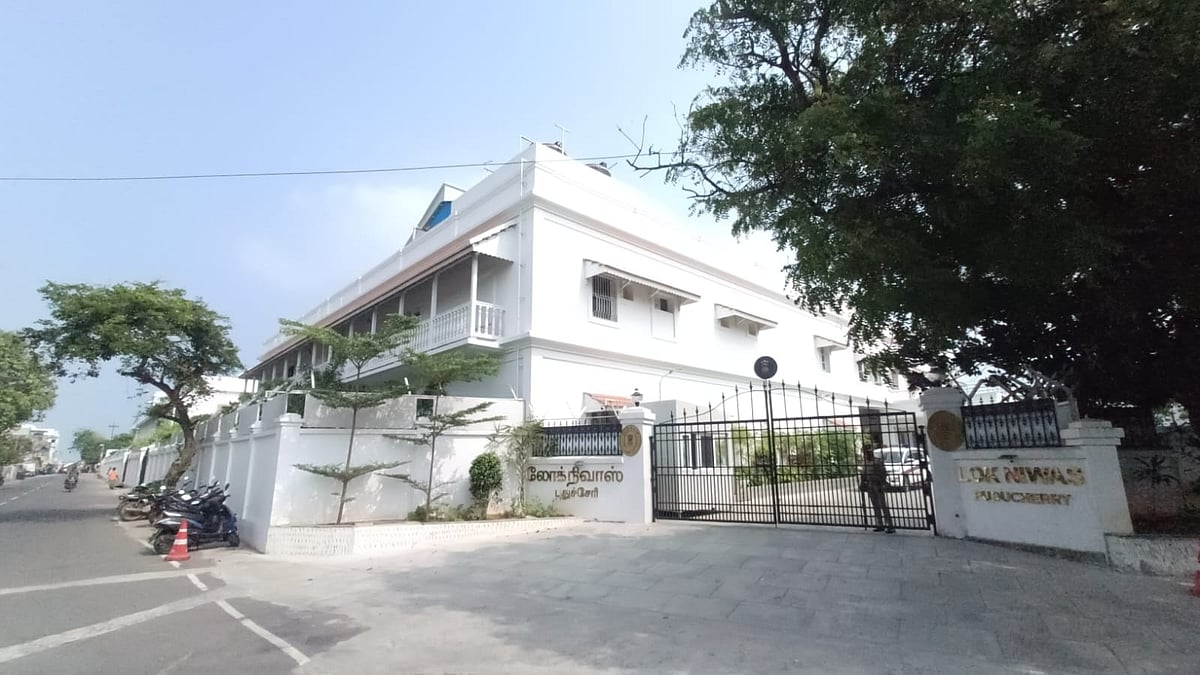 புதுச்சேரி: `ஹோட்டல்னு நினைச்சி தூங்கிட்டோம்'- ஆளுநரை அலற வைத்த போதை இளைஞர்; பதறிய போலீஸ்!