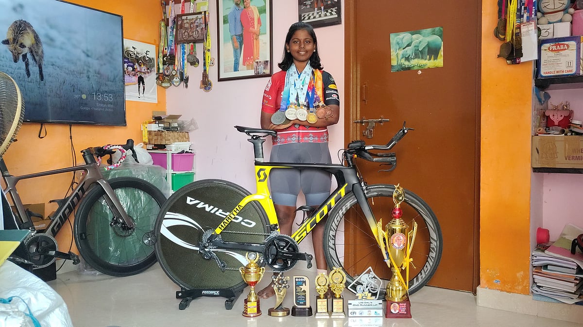 பெருங்கனவை நோக்கி பெடல்களை மிதிக்கும் கல்லூரி மாணவி - சாதிக்க தடை போடும் பொருளாதாரப் பிண்ணனி!