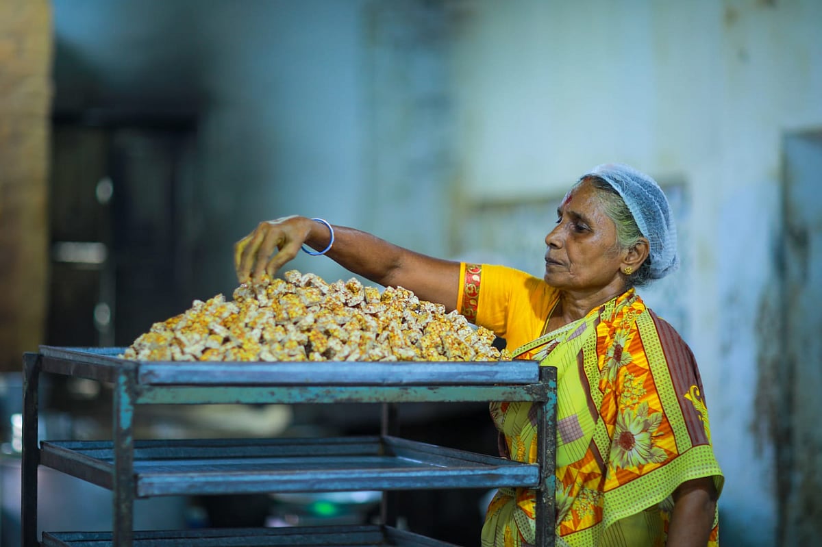 கோவில்பட்டி: போர் சூழலால் ரூ.2 கோடி மதிப்பிலான கடலை மிட்டாய்கள் தேக்கம்; தொழிலாளர்கள் பாதிப்பு