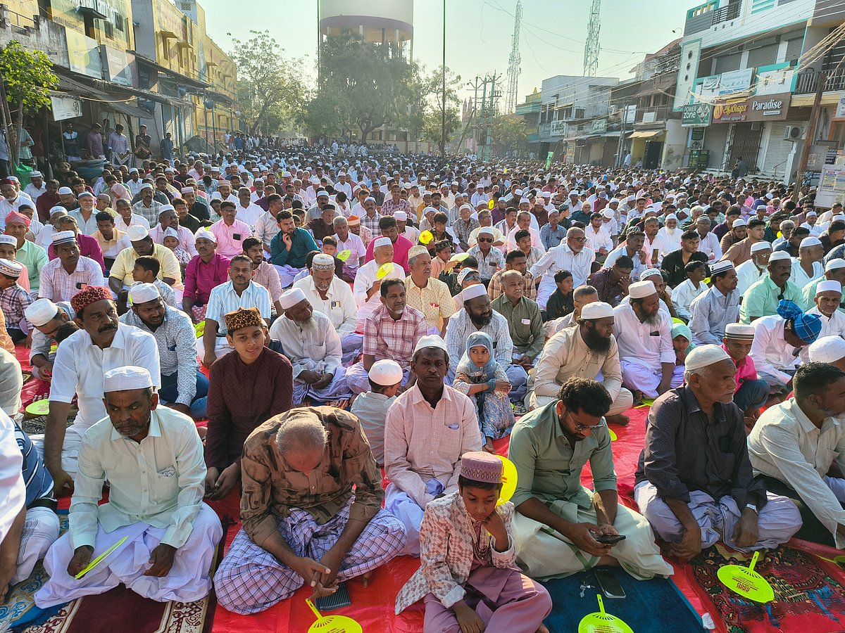 திருநெல்வேலி: ரமலான் பண்டிகை சிறப்பு தொழுகை வழிபாட்டில் ஈடுபட்ட ஆயிரக்கணக்கான இஸ்லாமியர்கள்!

