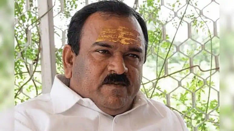 ரிமோட் கன்ட்ரோல் பாம்பு, புலித்தோல், 150 முறை வெளிநாடு பயணம் - 58 பெண்களை ஜோதிடர் ஏமாற்றியது எப்படி?