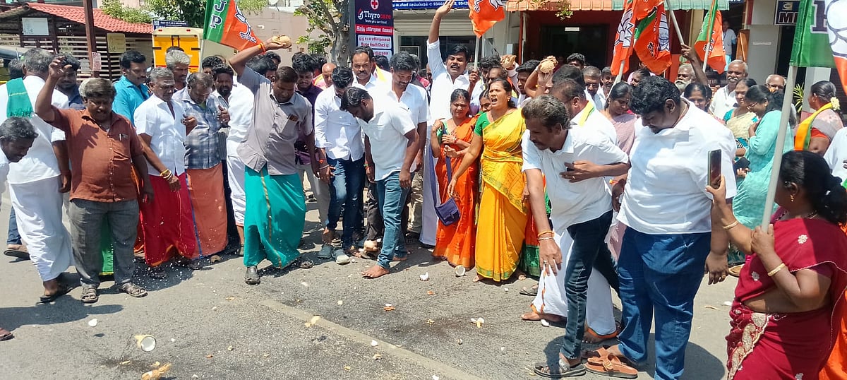 `பழனி தொகுதி, பாஜக-விற்கே வேண்டும்’  - தேங்காய் உடைத்து போராட்டத்தில் ஈடுபட்ட பாஜக-வினர்!