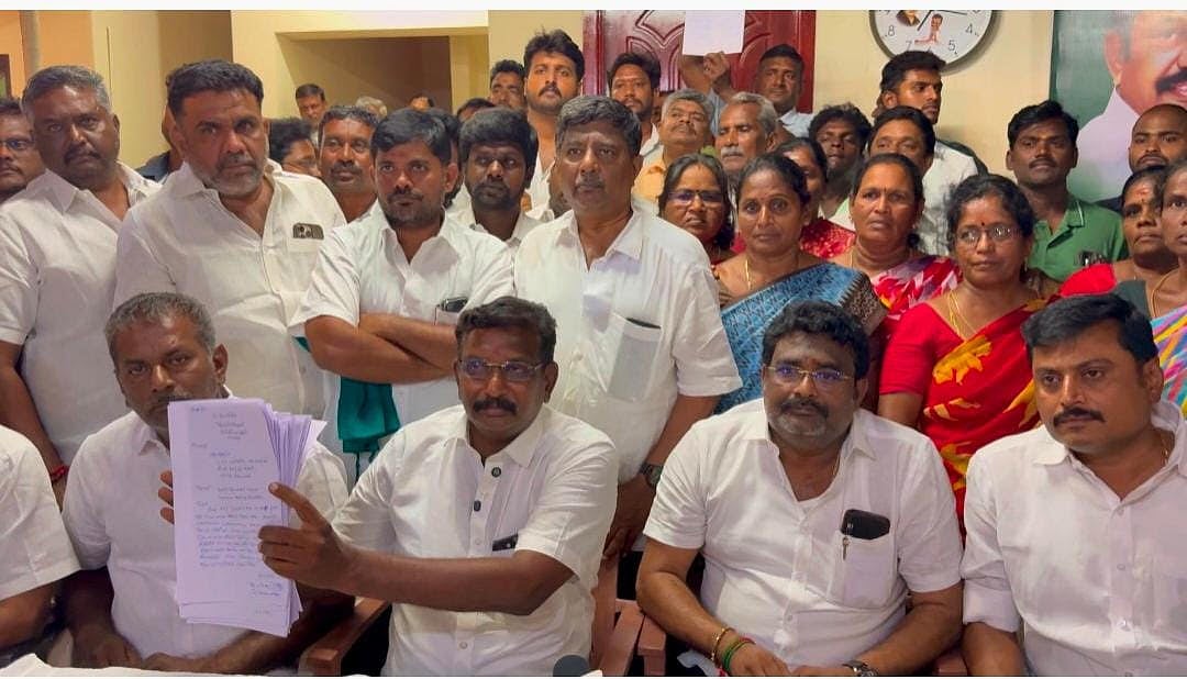 நாமக்கல்: `தொகுதி வேட்பாளரை மாற்ற வேண்டும்'- தங்கமணிக்கு எதிராக கட்சி நிர்வாகிகள் போர்க்கொடி