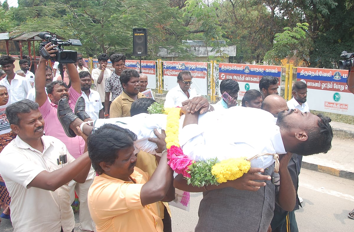 நெல்லை: 'பிணம் வேடம், மாட்டு வண்டி பயணம், கையில் வேல்' - வேட்பாளர்களின் கலக்கல் வருகை! | Photo Album