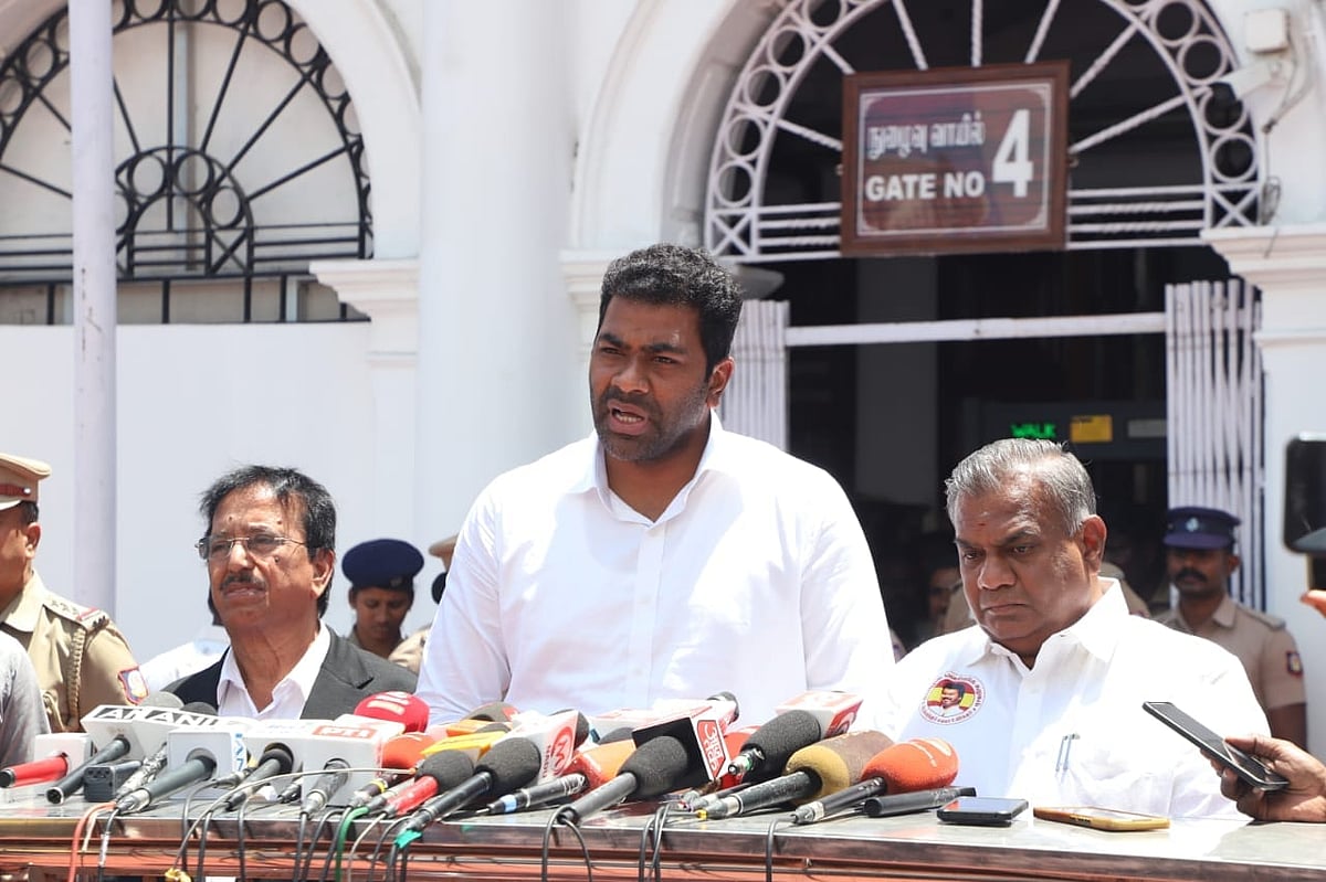 'கூட்டமே இல்லாத ஸ்டாலினின் ரோடு ஷோவுக்கு 2000 போலீஸ் பாதுகாப்பா?' - கொந்தளிக்கும் ஆதவ்!