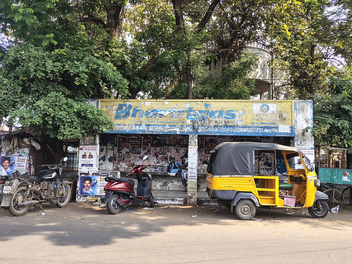 திருப்பத்தூர்: இடிந்து விழும் நிலையில் ஜலகம்பாறை பேருந்து நிறுத்தம்; அச்சத்தில் இருக்கும் பயணிகள்