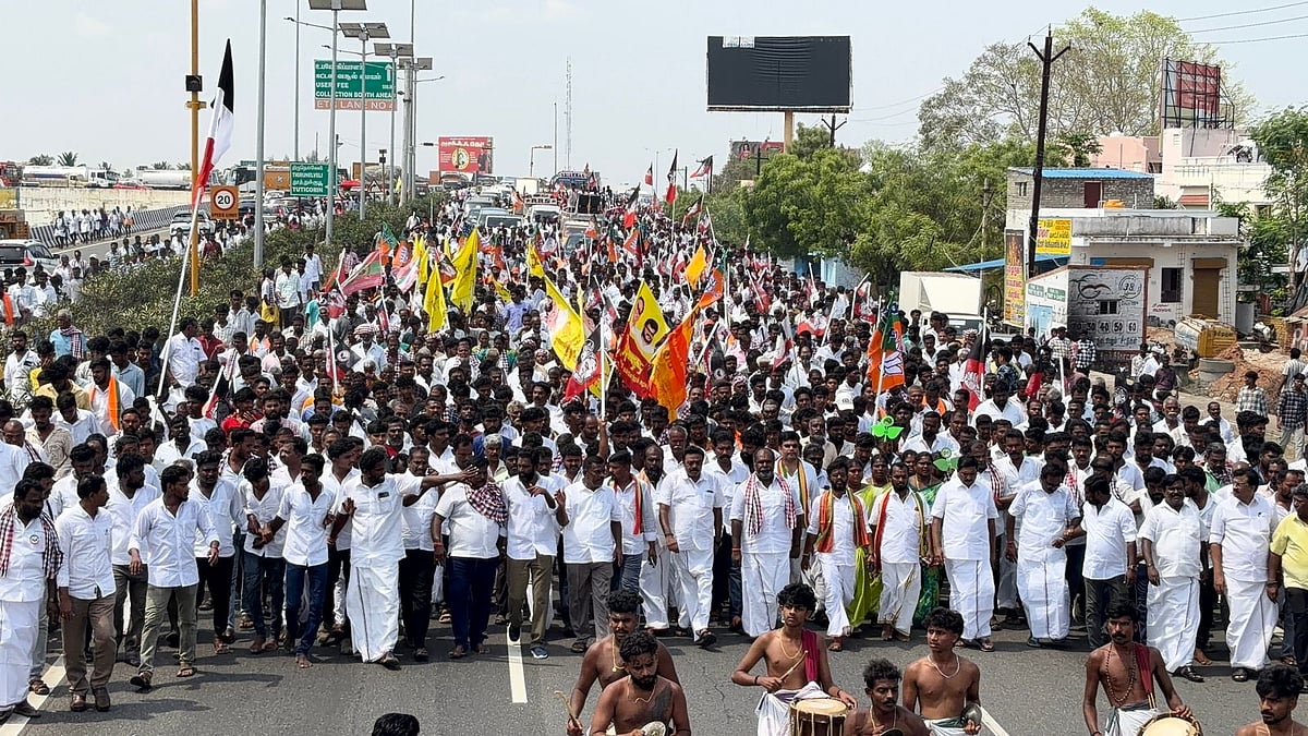 வேட்பு மனுத் தாக்கல் செய்ய தொண்டர்கள் படைசூழ வந்த ஆர். பி. உதயகுமார் | Photo Album