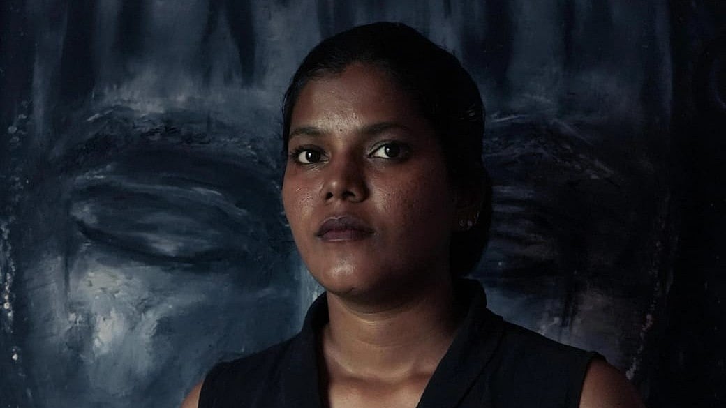 'இந்த சமூகம் பார்க்க மறுக்கிற மனிதர்களை அவங்க ரியல் தன்மையோட காட்டணும்' - ஓவியர் சத்ய பிரியா! 