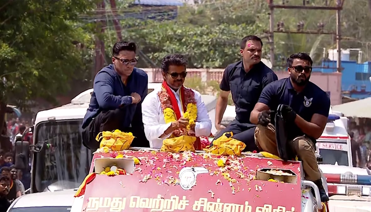 காரைக்குடி: 4 மணிநேர 'ரோட் ஷோ' - பேசாமல் சென்ற விஜய்; ஏமாற்றமடைந்த தொண்டர்கள்! - என்ன நடந்தது?