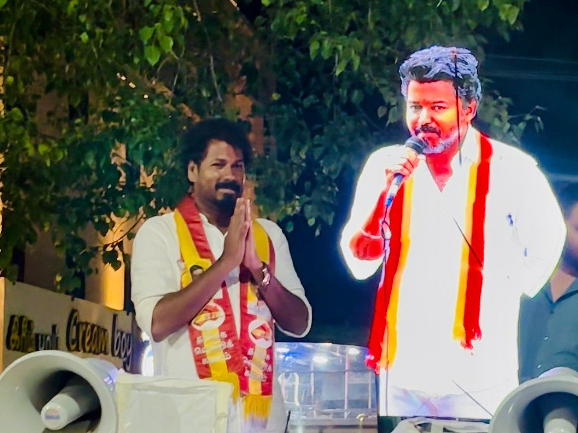 'எப்படி ஹாலோகிராம் ஐடியாவை பிடிச்சீங்க?' - வாழ்த்திய தலைமை; குஷியில் கும்பகோணம் தவெக வேட்பாளர்!