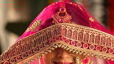 முதலிரவில் முகத்திரையை எடுக்க ரூ.90 லட்சம்: பெண் வீட்டார் மீது `கொலை முயற்சி' வழக்கு - என்ன நடந்தது?