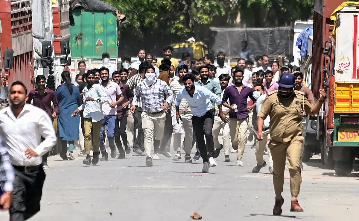 சம்பளப் பிரச்னை; போர்க்களமாக மாறிய நொய்டா; போராட்டத்தில் ஈடுபட்ட 300 தொழிலாளர்கள் கைது