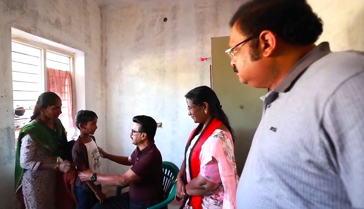 `8,000 ரூபாய் கூப்பனில் என்ன வாங்கப் போகிறீர்கள்?’ -
வீட்டுக்குள் சென்று நலம் விசாரித்த ஸ்டாலின்