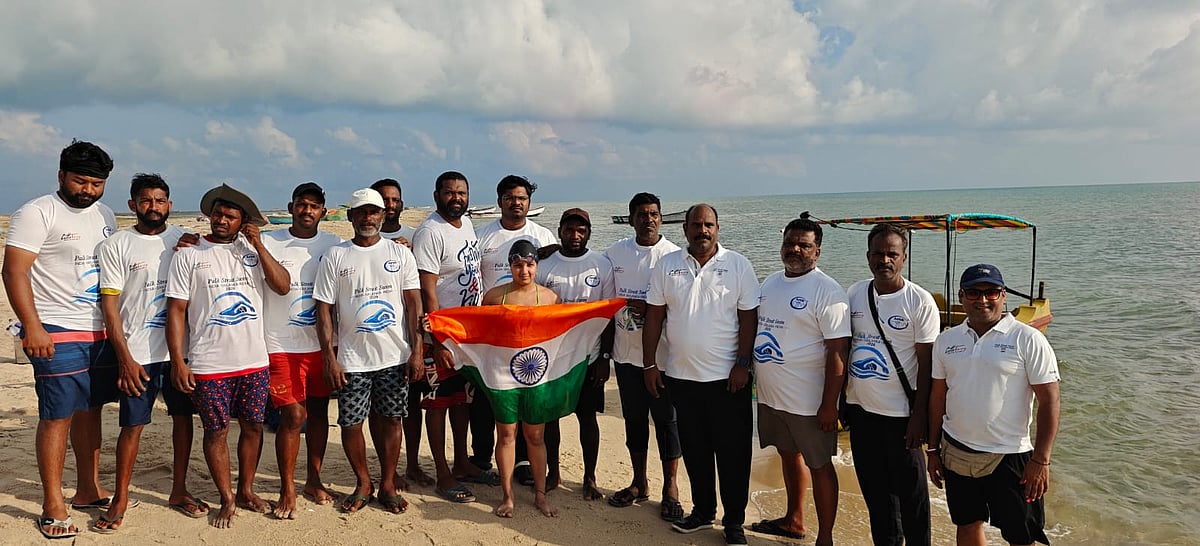 தனுஷ்கோடி - தலைமன்னார் 58 கி.மீ தூரம் நீந்திக் கடந்த 20 வயது நீச்சல் வீராங்கனை